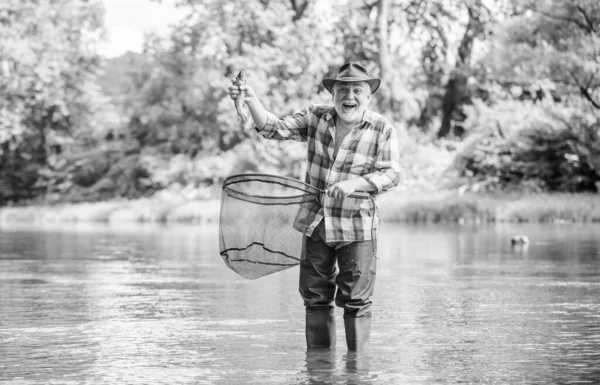 La vida comienza en la jubilación. fin de semana de verano. pescador con caña de pescar. pescador barbudo retirado. pesca de caza mayor. actividad deportiva y hobby. Cebo para truchas. pothunter. hombre pescando peces. hombre maduro pesca —  Fotos de Stock