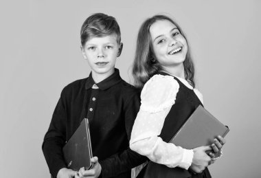 Programlama çalış. Laptop bilgisayarı olan bir öğrenci. Bilgisayarı kullanan çocuk. İnternette hayat. Modern bilgi kaynağı. İnternette sörf yapmak. Modern meslek. Çocuklar için modern eğitim. Web geliştiricisi veya tasarımcısı