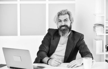 Gerçekten iyi bir bilgi. Evden çalışan serbest çalışan biri. Adam evde oturuyor ve dizüstü bilgisayarla çalışıyor. CEO rahat bir iş yerinde çalışıyor. Dizüstü bilgisayarda serbest çalışan biri. çevrimiçi eğitim veya sosyal medya kavramı