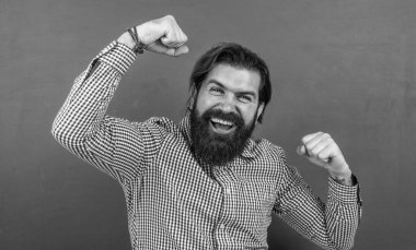 Mutlu adam gücünü gösterir ve başarıyı kutlar, eğlenir.