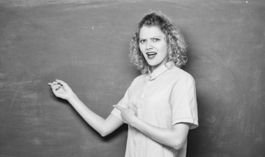 Bilgi günü. boş tahta bilgisi. Okuldaki kadın öğretmen. Kafası karışmış öğrenci parmak tahtası. Okula dönüyorum. Kadınlar çalışmayı sever. Üniversite ya da üniversite hayatı. Boşluğu kopyala