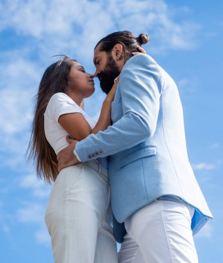 Birbirine aşık çiftler. Sakallı adam kadını kucaklıyor. Aşk ve romantizm. romantik randevu.