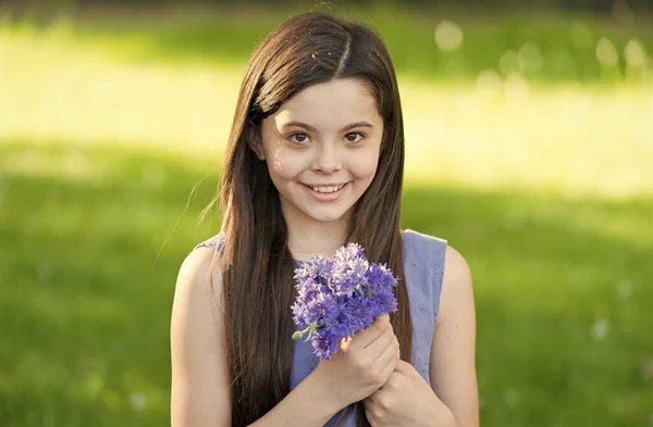 Skönhetsprodukter för sommaren. Glad unge håller sommarblommor. Skönhetssalong. Blomsteraffär. Sommarlov och semester. Naturkosmetika för barn. Hudvård och hårvård. Lugn, sommaren är här. — Stockfoto