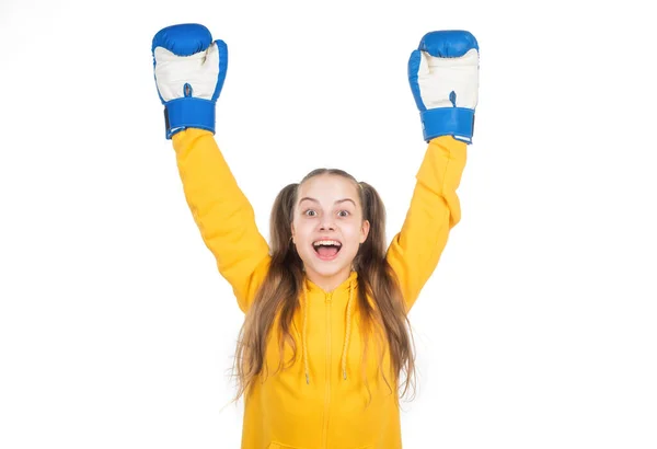 승리를 축하하는 복싱 글러브를 탄 행복 한 어린이 권투 선수 — 스톡 사진