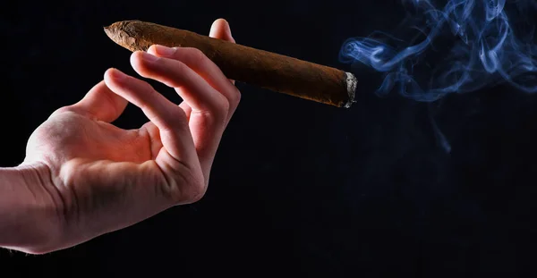 Adicción a la nicotina. Puros al vapor en la mano. Puros cubanos con chorro de humo. Fumar tabaco — Foto de Stock