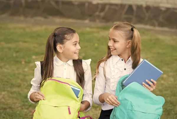 Halk kütüphanesi ve okuma odası. Kütüphane okuyucuları dışarıda. Okul kütüphanesi. Mutlu çocuklar kütüphane kitaplarını tutarlar. Küçük kitap kurtları. Bibliopol. Kitapçı. Okuduğun her kitap beynine yeni bir raf ekliyor.