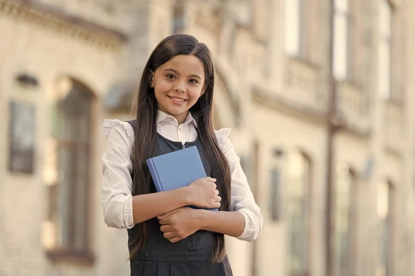 Lire pour la connaissance et savoir-faire. Joyeux enfant tenir livre à l'extérieur. Bibliothèque scolaire. Éducation informelle. Cours de lecture. Apprendre à lire. Lecture à domicile. Littérature et langue. Sentez le besoin de lire — Photo