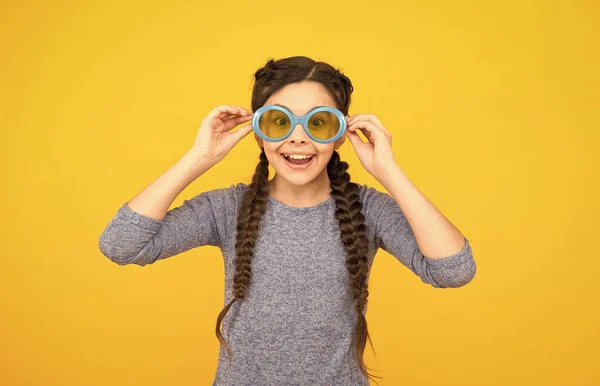 Menina sorrindo garoto com cabelo trançado elegante em óculos de festa no fundo amarelo, diversão — Fotografia de Stock