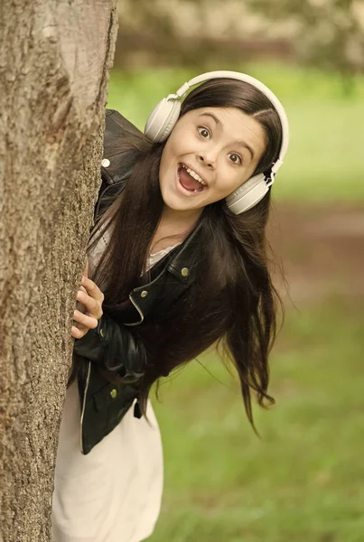 Hipster-Mädchen hören Musik moderne Kopfhörer Natur Hintergrund, spielen mit mir Konzept — Stockfoto