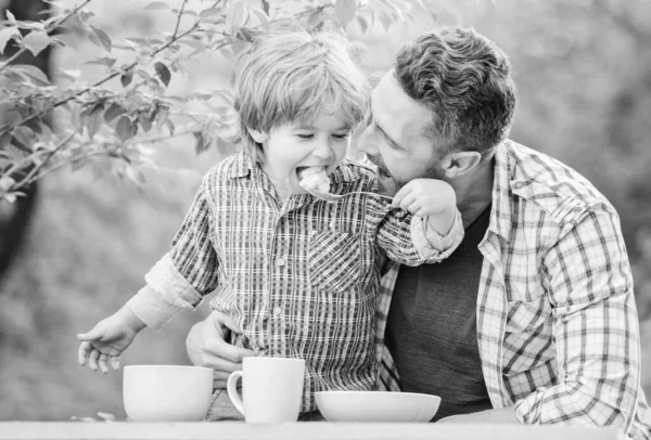 Oğul ve baba sütlü yulaf lapası yiyor. Yemek hazırlığı. Sağlıklı yemek ve diyet. Mutlu aile birlikte. Babalar günün kutlu olsun. Babası dışarıda olan küçük bir çocuk. çocukluk mutluluğu. Yemek alışkanlıkları. Seni seviyorum. — Stok fotoğraf