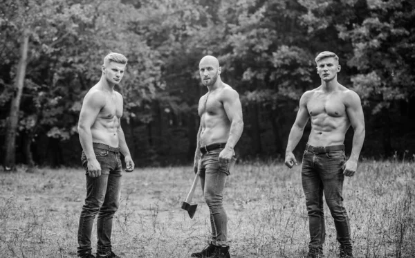 Concept de fraternité. Force et persévérance. Hommes au torse musculaire. Hommes forts arrière-plan nature. Inspirer la formation plus dur. Grouper les hommes musclés avec la hache. Un sportif utilise de la hache. La masculinité sauvage — Photo