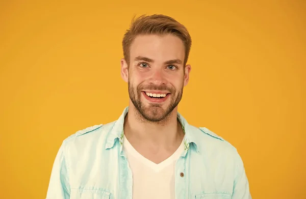 Счастливый стильный небритый мужчина в рубашке на желтом фоне, мужская красота — стоковое фото