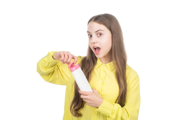 Όμορφη παιδί ανοιχτό σαμπουάν ή μπουκάλι conditioner σώμα μαλλιών απομονώνονται σε λευκό, θεραπεία κλιματισμού — Φωτογραφία Αρχείου