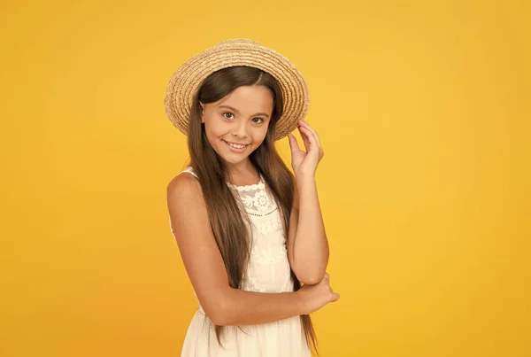 Tener vacaciones divertidas de verano. Tour tropical. Tour de verano. Concepto de ocio y entretenimiento. Viaje de verano. Humor de vacaciones. Venta y descuento. Mercancías para niños. Adorable niña con sombrero elegante —  Fotos de Stock