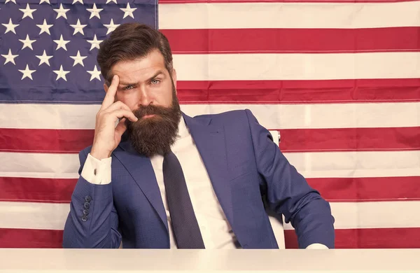 Estou a pensar em negócios. Dono de negócios independente. Homem de negócios sério no fundo da bandeira dos EUA. Dia da independência. Homem americano usa código de vestuário de negócios. Profissional de negócios. 4 de Julho — Fotografia de Stock