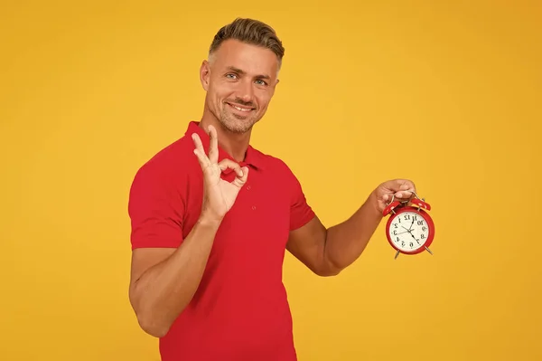 Peki, tamam. Mutlu adam çalar saati tutuyor, tamam işareti gösteriyor. Dakiklik ve doğru zaman tutma. Kronometri ve zaman tutma. Saat doğru zamanı verir. — Stok fotoğraf