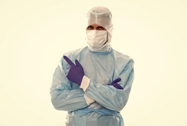 Hombre médico epidemiólogo con máscara respiratoria y traje de protección de seguridad señalando el dedo en guantes sobre fondo blanco aislado, espacio de copia, covid 19 sars — Foto de Stock