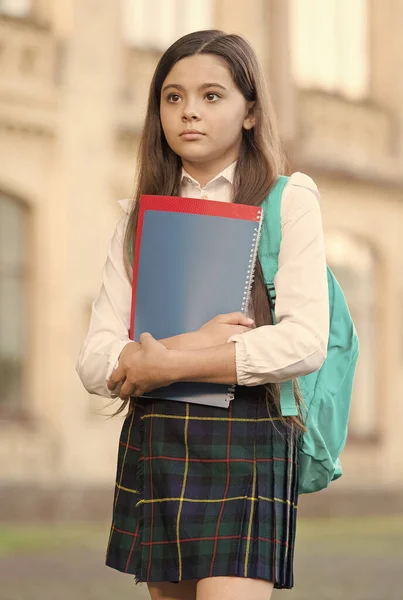 Девочка школьная форма и рюкзак держать книги, концепция учебного года — стоковое фото