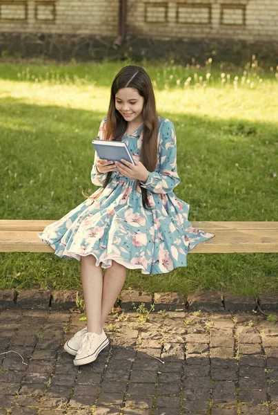 Menina criança relaxante ao ar livre com livro, lendo conceito de conto de fadas — Fotografia de Stock