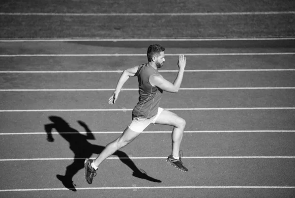 Человек спринтер победитель бег от начала до конца с успехом и скоростью, спортивный уход за телом — стоковое фото