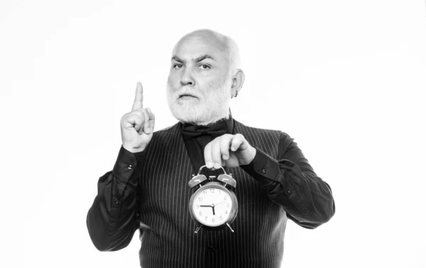 Zaman ve yaş. Zaman tutma. Sakallı olgun bir adam gösteri zamanı. Zaman yönetimi. İş kurma. emeklilik. Saat tamircisi ya da tamirci. Çalar saati olan olgun sakallı bir adam. ilham — Stok fotoğraf