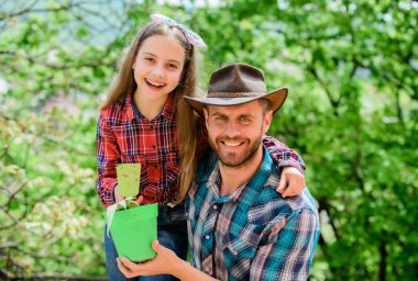 En sevdiğiniz sebzeleri ekin. Ekim mevsimi. Aile bahçesi. Bahçeyi koru. Çiçek ekiyorum. Aile babası ve kızı bitki ekiyor. Çocuk yuvasından ya da bahçe merkezinden sebze nakli