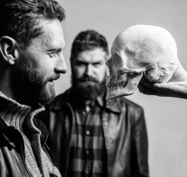 Korkuyu dağıtmaya odaklanmış. Psikoloji konsepti. İnsani korkular ve cesaret. Korkunun derinliklerine bak. Ölümün kafatasına bakan vahşi sakallı hippi. Korkularının üstesinden gel. Cesur ol.