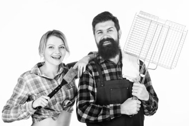 Mükemmel görünüyorsun. Kızarmış et için aletler. Sakallı hippi ve kız. Hazırlık ve aşçılık. Aile hafta sonu. Birbirine aşık çiftler mutfak gereçlerini tutarlar. Piknik barbeküsü. yemek tarifi