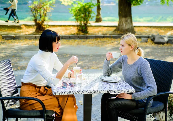 A sinceridade e a amizade feminina. Verdadeira amizade relações próximas amigáveis. Confia nela. Meninas amigos beber café e desfrutar de conversa. Conversa de duas mulheres terraço café. Reunião de amizade — Fotografia de Stock