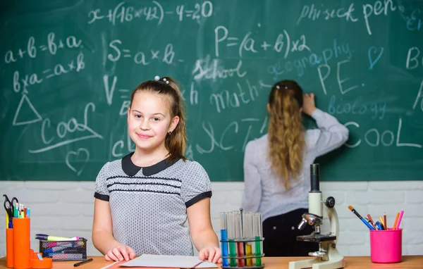 Smart and confident. Little girls in school lab. Chemistry education. Biology lesson. science experiments in chemistry laboratory. Chemistry research. Little scientist work with microscope — Stock Photo, Image