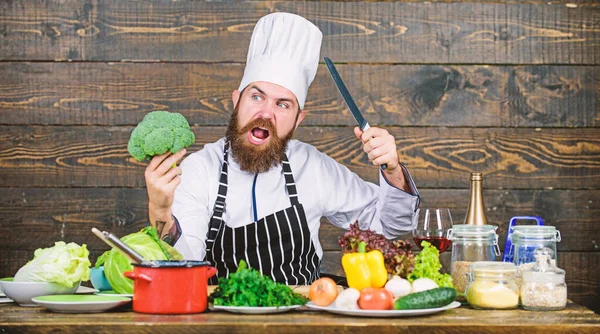 Koncept för matlagningsrecept. Mannen skäggig hipster matlagning färska grönsaker. Färskaste möjliga ingredienser. Kocken använder färska ekologiska grönsaker för maträtt. Vegetariskt mjöl. Ekologisk mat. Endast färska ingredienser — Stockfoto