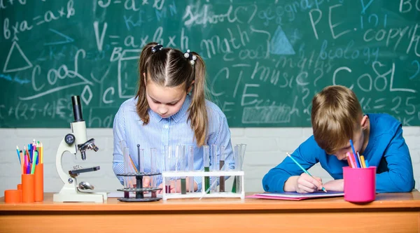 Μάθημα χημείας. Εργαστήριο σχολείου. Έξυπνοι μαθητές κοριτσιών και αγοριών διεξάγουν σχολικά πειράματα. Περιγράψτε το σημειωματάριο χημικής αντίδρασης. Σχολική εκπαίδευση. Χημική ανάλυση. Τα παιδιά μελετούν χημεία — Φωτογραφία Αρχείου