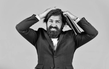 Sakallı adam not alıyor. Denetleme ve kontrol etme. Belgeler için kendine güvenen iş adamı klasörü tutuyor. Kontrol ve teftiş. Proje müdürü. İş adamları konsepti. Dizini olan iş adamı