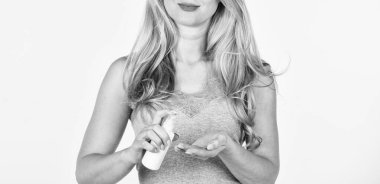 Ellerini temizle. Kadın el dezenfektanı kullanıyor. Kız spreyi ve daha temiz deterjan. Koronavirüs için önlemler. Covid-19 pandemik karantina. Dezenfektan ya da antiseptik. Sağlığına dikkat et.