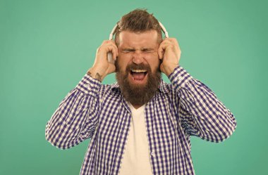 Oh hayır. Erkek duygularını ifade eder. Ses kitabıyla para kazanıyorum. Kareli gömlekli sakallı hippi..