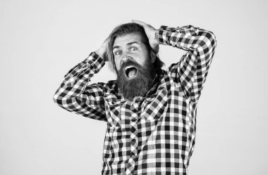 Korkmuş, sakallı, sakalsız, şık saçlı, sıradan kıyafetler giyen, stresli bir adam.