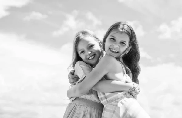 Aggiungi un po 'di azione alla tua vita. ragazze adolescenti sorelle. alla moda bambino. giorno di famiglia allegro. moda e bellezza. sorellanza o amicizia concetto. bambini sorridenti abbracciano all'aperto. felicità infantile — Foto Stock