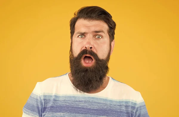 Surpreso homem sem barba com barba. barba e cuidados com a pele. alegria e felicidade conceito. retrato de barbudo homem elegante. Um caucasiano brutal com bigode. hipster maduro com barba. Conceito de beleza masculina — Fotografia de Stock