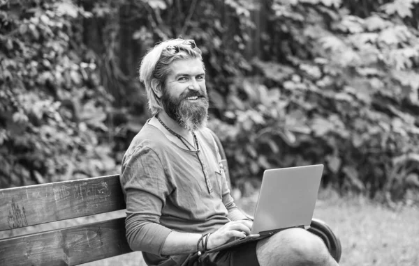 애자일이야. 눈먼 남자가 공원의 자연 풍경 속 벤치에 앉아 있습니다. 일하고 긴장풀어. 신선 한 공기. 모바일 인터넷. 어디서 든 일할 수있어. 온라인 쇼핑. 온라인으로 일해요. 공원에서 일하도록 영감을 받은 백스터 — 스톡 사진