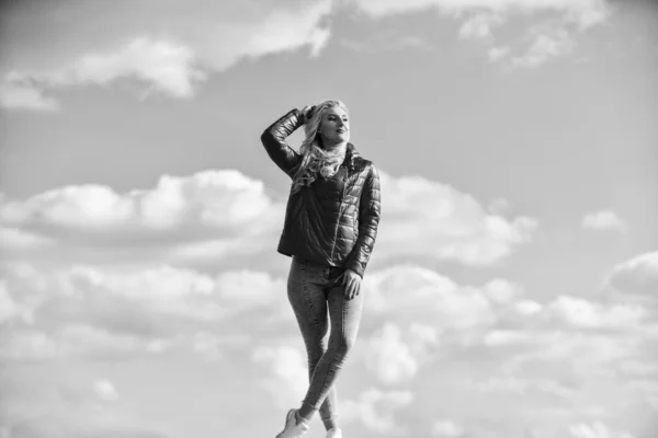 Jeune et belle. femme en pose modèle à l'extérieur. se sentir libre. femme appréciant le temps à l'extérieur. Liberté et attente. Beauté et mode, regardez. concept de solitude. femme sur fond bleu ciel — Photo