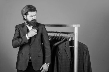 Yakışıklı damat resmi kıyafet düğün günü, mükemmel görünüş konsepti.