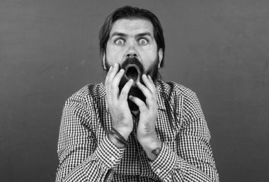 Korkmuş erkek hippi sakallı, bıyıklı, korkunç bir yüzü vardı.