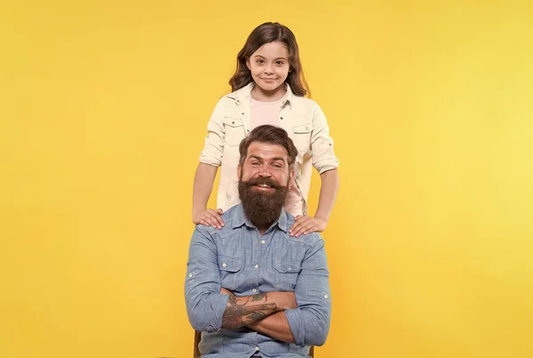 Por asuntos de cuidado de niños. Feliz niño y padre de fondo amarillo. Niño y barbudo. Relaciones familiares. Amor y confianza. Día internacional de los niños. Futuro creciente — Foto de Stock