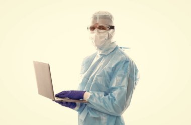 Koruyucu kostümlü bir tıp çalışanı, beyazlar içinde izole edilmiş. Evden çalışan 19 sarar virüsü salgınından korunuyor. Koronavirüs kendini izole ediyor.