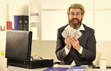 Nakit ciro. Vergi ödemesi. Şirketin gelir dolandırıcılığı. Nakit parası olan bir iş adamı. Banka hesabı. Kredi ve nakit konsepti. Finansal danışmanlık. Mali müşavir. Şirket finansmanı. Ekonomi kavramı