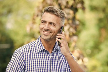 Mutlu adam cep telefonuyla konuşuyor, modern hayat.