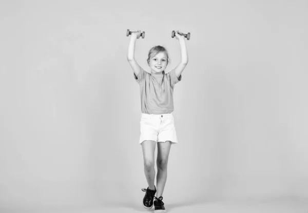Bella ragazza adolescente con gli strumenti di bilancieri per la formazione, sport — Foto Stock