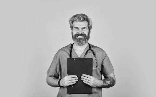 Mejorar tu vida. doctor con estetoscopio. dar algunos consejos. Concepto de medicina. Doctor de guardia. terapeuta escribiendo prescripción. Carpeta de enfermera médica con documentos. vamos a echar un vistazo al paciente — Foto de Stock