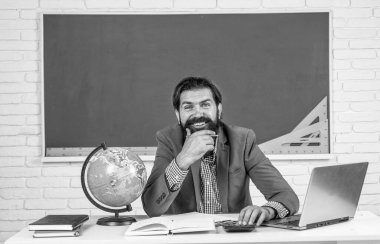 Neşeli erkek öğretmen çevrimiçi çalışıyor, öğretmenle video konferans dersi veriyor.