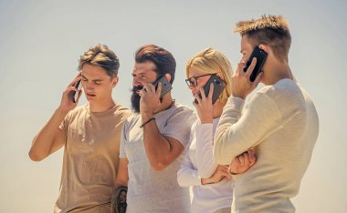 Mükemmel bir medya ve mükemmel bir ortak. Dört kişilik bir grup. Şirket takım grubu. Çeşitli gençler telefonda konuşuyorlar. Kullanıcı grup ağı. Erkekler ve kızlar telefonda konuşurlar. iş iletişimi